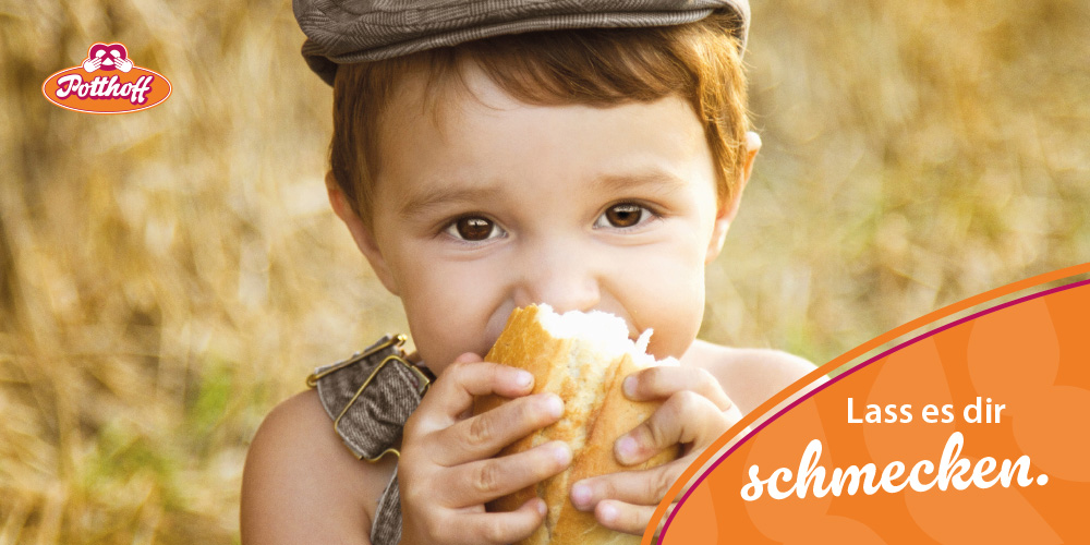 Junge mit Brötchen auf Kornfeld